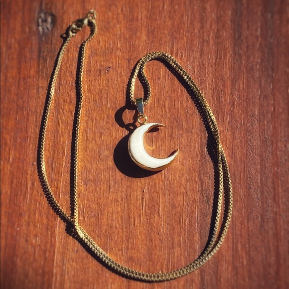 18K Crescent Moon Shell Necklace - Picture 6 of 6